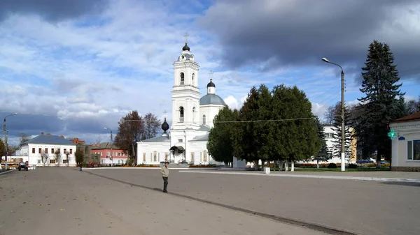 セントとメインタウンの広場 18世紀後半 古典様式で建てられたピーターとポール大聖堂 タルサ カルガ州 ロシア 2011年10月16日 — ストック写真