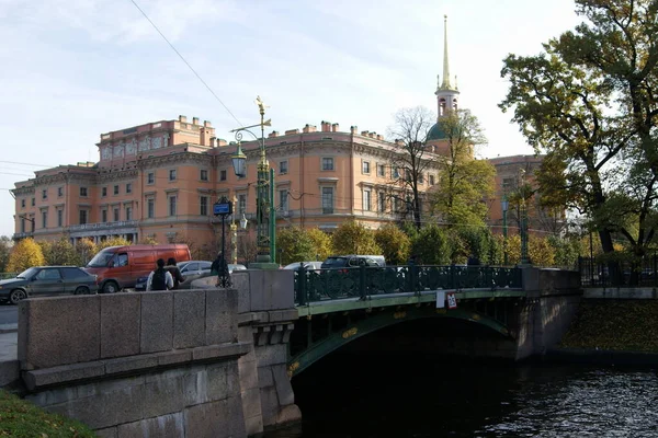 莫伊卡河上的第一座萨多维桥 花园桥 位于莫伊卡河的背面 也称为工程师城堡 Engineers Castle 是俄国皇帝保禄一世的官邸 建于17971801年 俄罗斯圣彼得堡 2011年10月12日 — 图库照片