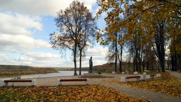 Parque Riverbank Com Monumento Marina Tsvetaeva Poeta Escritor Russo Início — Fotografia de Stock