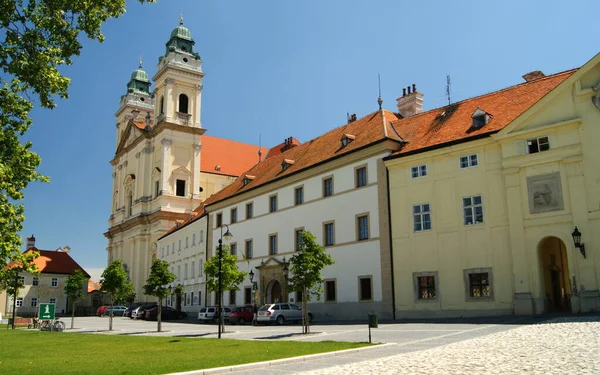Kirche Mariä Himmelfahrt Und Historische Museumsgebäude Auf Dem Freiheitsplatz Valtice — Stockfoto