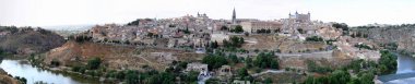Tagus Nehri üzerindeki kasabanın panoramik manzarası, Toledo, İspanya - 25 Mayıs 2009