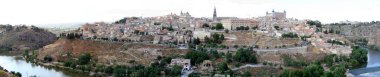 Tagus Nehri üzerindeki kasabanın panoramik manzarası, Toledo, İspanya - 25 Mayıs 2009