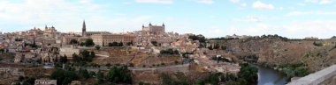 Tagus Nehri üzerindeki kasabanın panoramik manzarası, Toledo, İspanya - 25 Mayıs 2009