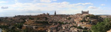 Tagus Nehri üzerindeki kasabanın panoramik manzarası, Toledo, İspanya - 25 Mayıs 2009