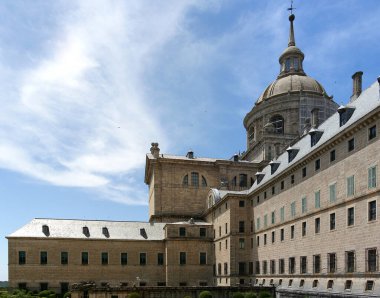 Kraliyet Sarayı ve El Escorial Manastırı 27 Mayıs 2009 Madrid, İspanya yakınlarındaki bahçeden kısmi manzara