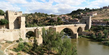 14. yüzyılın sonlarında Tagus, Toledo, İspanya üzerinden geçen St. Martin Köprüsü - 25 Mayıs 2009