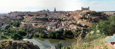 Tagus Nehri üzerindeki kasabanın panoramik manzarası, Toledo, İspanya - 25 Mayıs 2009