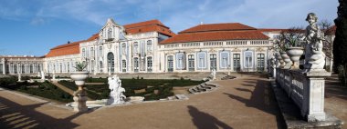 Queluz Sarayı 'nın balo salonu kanadı, Hanging Garden heykelleri, 18. yüzyıl barok mimari anıtı, Queluz, Portekiz - 23 Aralık 2021