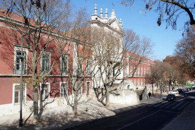 Bemposta Sarayı, nam-ı diğer Queens Sarayı, 17. ve 18. yüzyıllarda inşa edilen neoklasik saray, şu anda Portekiz Askeri Akademisi, Lizbon, Portekiz - 18 Aralık 2021