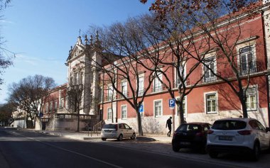 Bemposta Sarayı, nam-ı diğer Queens Sarayı, 17. ve 18. yüzyıllarda inşa edilen neoklasik saray, şu anda Portekiz Askeri Akademisi, Lizbon, Portekiz - 18 Aralık 2021