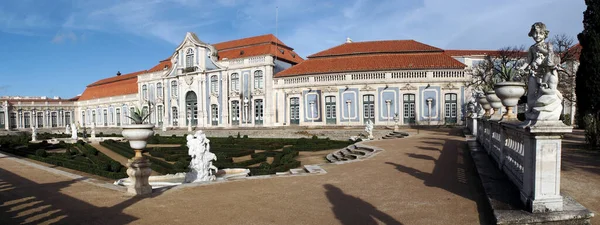 Queluz Sarayı 'nın balo salonu kanadı, Hanging Garden heykelleri, 18. yüzyıl barok mimari anıtı, Queluz, Portekiz - 23 Aralık 2021