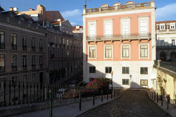 Praca do Principe Real 'den R. Cecilio de Sousa' ya kaldırım taşı rampası, Lizbon, Portekiz - 18 Aralık 2021