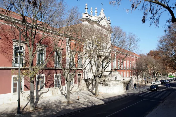 Bemposta Sarayı, nam-ı diğer Queens Sarayı, 17. ve 18. yüzyıllarda inşa edilen neoklasik saray, şu anda Portekiz Askeri Akademisi, Lizbon, Portekiz - 18 Aralık 2021