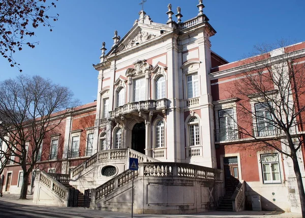 Bemposta Sarayı, nam-ı diğer Queens Sarayı, 17. ve 18. yüzyıllarda inşa edilen neoklasik saray, şu anda Portekiz Askeri Akademisi, Lizbon, Portekiz - 18 Aralık 2021