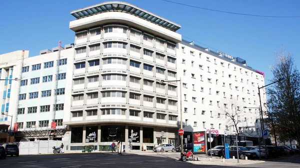 Av 'ın köşesindeki sokak manzarası. Duque de Loule ve R. Andrade Corvo, beyaz çok katlı ticari ve konut binaları, Lizbon, Portekiz - 18 Aralık 2021