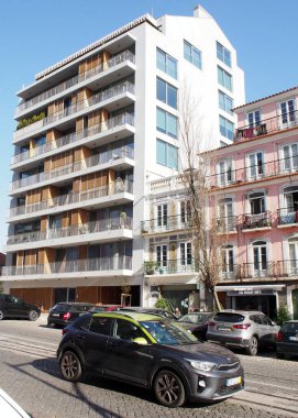 R. Gomes Freire 'da sokak sahnesi, Lizbon, Portekiz caddesi boyunca çok katlı apartmanlar - 18 Aralık 2021