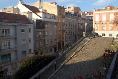 Praca do Principe Real 'den R. Cecilio de Sousa' ya kaldırım taşı rampası, Lizbon, Portekiz - 18 Aralık 2021