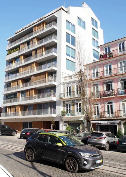 R. Gomes Freire 'da sokak sahnesi, Lizbon, Portekiz caddesi boyunca çok katlı apartmanlar - 18 Aralık 2021