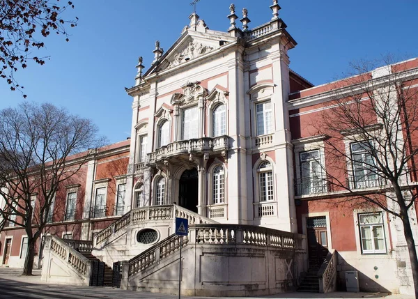 Bemposta Sarayı, nam-ı diğer Queens Sarayı, 17. ve 18. yüzyıllarda inşa edilen neoklasik saray, şu anda Portekiz Askeri Akademisi, Lizbon, Portekiz - 18 Aralık 2021