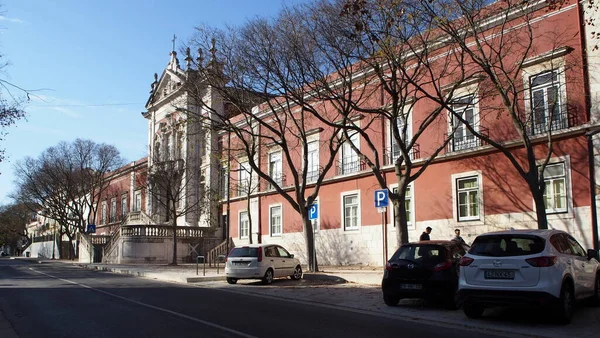 Bemposta Sarayı, nam-ı diğer Queens Sarayı, 17. ve 18. yüzyıllarda inşa edilen neoklasik saray, şu anda Portekiz Askeri Akademisi, Lizbon, Portekiz - 18 Aralık 2021