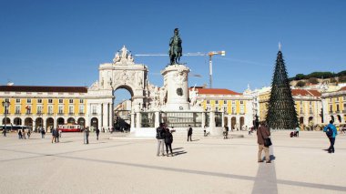 Praca do Comercio 'nun merkezinde, güneşli bir günde, Lizbon, Portekiz - 15 Aralık 2021