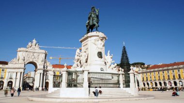 Praca do Comercio 'nun merkezinde, güneşli bir günde, Lizbon, Portekiz - 15 Aralık 2021