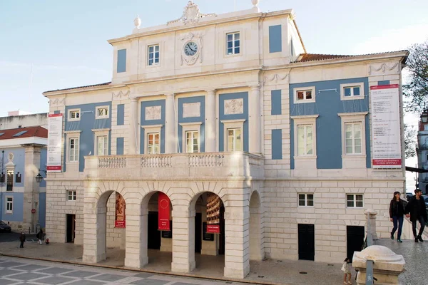 Ulusal Sao Carlos Tiyatrosu, 18. yüzyıl opera binası neoklasik cepheli, Lizbon, Portekiz - 15 Aralık 2021