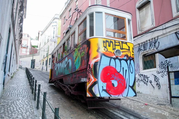 The Gloria Funicular, Ascensor da Gloria, Lizbon, Portekiz 'in alt istasyonundaki tramvay 7 Temmuz 2021