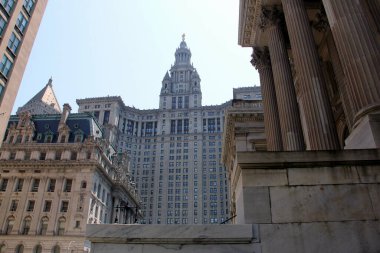 Chambers Caddesi ön cepheleri Aşağı Manhattan 'daki Şehir Merkezi' nde, Dinkins Manhattan Belediye Binası arka planda, New York, New York, New York, ABD - 21 Mayıs 2022