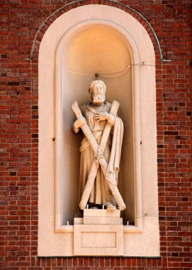 St. Andrew heykeli, St. Andrew Kilisesi 'nin ön cephesinde Manhattan, New York' taki Kardinal Hayes Place, New York, ABD - 21 Mayıs 2022