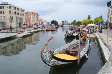 Akşamın erken saatlerinde eski kasaba merkezinin kanalına park etmiş ikonik gondollar, Aveiro, Portekiz - 15 Eylül 2021