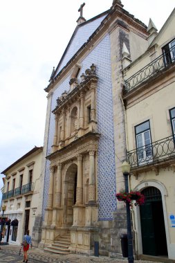 Aveiro 'daki Misericordia Kilisesi, 16. yüzyıl binası 19. yüzyılda mavi Azulejo fayanslarıyla dekore edilmiş, Portekiz - 15 Eylül 2021