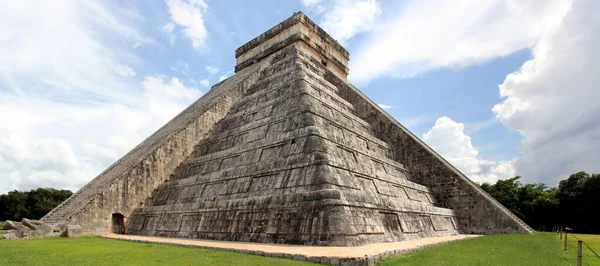 考古学遺跡の中心部にあるククルカン カスティロ寺院 パノラマ撮影のクローズアップ チェン イッツァ ユカタン メキシコ 2020年9月30日 — ストック写真