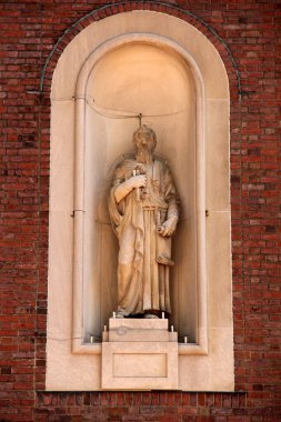 St. Peter heykeli, St. Andrew Kilisesi 'nin ön cephesinde Manhattan, New York' taki Kardinal Hayes Place, New York, ABD - 21 Mayıs 2022