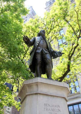 Benjamin Franklin 'in heykeli, Ernst Plassman tarafından 1872' de, Aşağı Manhattan 'da, Park Row ve Brooklyn Köprüsü' nün kesişiminde, New York, New York, ABD - 21 Mayıs 2022