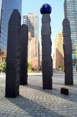 Raoul Wallenberg Anıtı, Birleşmiş Milletler Plaza 'da, Gustav Kraitz tarafından 1998' de ithaf edilen Ulla Kraitz işbirliğiyle, New York, New York, ABD - 15 Mayıs 2022