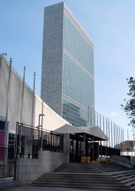 Birleşmiş Milletler Binası, Birleşmiş Milletler binasının girişi 1. Cadde, New York, New York, ABD - 15 Mayıs 2022