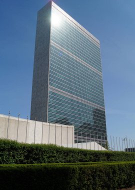 Birleşmiş Milletler Binası, ana cephe, 1. Cadde 'deki Birleşmiş Milletler Meydanı, New York, ABD - 15 Mayıs 2022