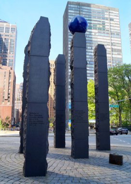Raoul Wallenberg Anıtı, Birleşmiş Milletler Plaza 'da, Gustav Kraitz tarafından 1998' de ithaf edilen Ulla Kraitz işbirliğiyle, New York, New York, ABD - 15 Mayıs 2022