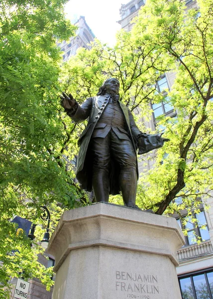 Benjamin Franklin 'in heykeli, Ernst Plassman tarafından 1872' de, Aşağı Manhattan 'da, Park Row ve Brooklyn Köprüsü' nün kesişiminde, New York, New York, ABD - 21 Mayıs 2022