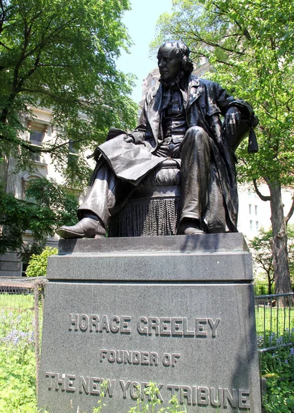 霍拉斯 格里利雕像 Statue Horace Greeley 亚历山大 多尔创作 1894年在曼哈顿格里利广场公园落成 位于美国纽约州纽约市厅 New — 图库照片