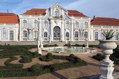 Soldaki salon kanadı ve Lizbon, Portekiz yakınlarındaki Queluz Sarayı 'nın Malta Bahçesi - 23 Aralık 2021