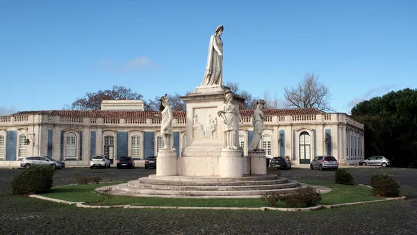 포르투갈의 마리아 조각상 포르투갈 리스본 근처에 궁전의 엉겅퀴 Cour Dhonneur — 스톡 사진