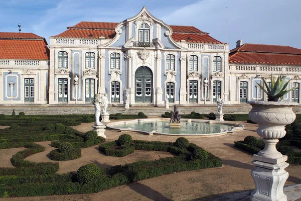 Soldaki salon kanadı ve Lizbon, Portekiz yakınlarındaki Queluz Sarayı 'nın Malta Bahçesi - 23 Aralık 2021