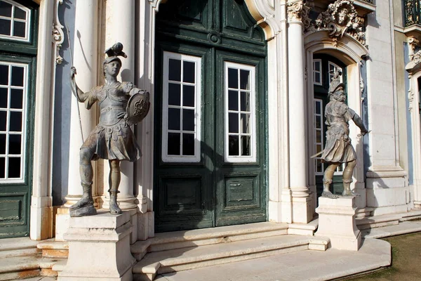 Rzeźby Wojowników Przy Uroczystym Wejściu Ogrodów Wiszących Pałac Queluz Xviii — Zdjęcie stockowe