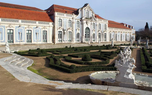 Soldaki salon kanadı ve Lizbon, Portekiz yakınlarındaki Queluz Sarayı 'nın Malta Bahçesi - 23 Aralık 2021