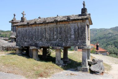 Soajo 'nun tahıl ambarları, taştan yapılmış geleneksel yapılar, taş disklerle çevrili bacaklar üzerinde, en eskileri 18. yüzyıldan kalma, Portekiz, Peneda-Geres Ulusal Parkı yakınlarında - 17 Temmuz 2021