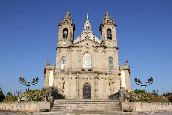 周囲の景色を見下ろす丘の上にある新古典主義の大聖堂 サメイロの聖母の聖域 午後遅くの日差しの中で見る サメイロ ブラガ ポルトガル 2021年7月18日 — ストック写真