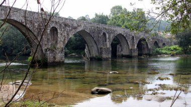 Prozelo Köprüsü, nam-ı diğer Porto Köprüsü, 14. yüzyılda Cavado Nehri üzerinde inşa edildi, Braga, Portekiz 'den çok da uzak olmayan yerlerde - 18 Temmuz 2021