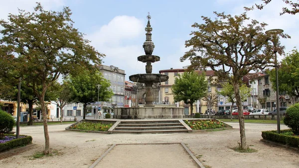 Fonte Água Moda Antiga Praça Jardim Beira Centro Histórico Cidade — Fotografia de Stock